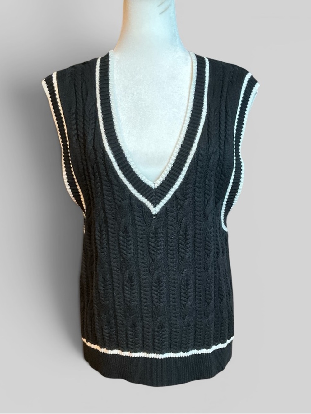 Abercrombie & Fitch Black Cable-Knit V-Neck Sweater Vest, size L